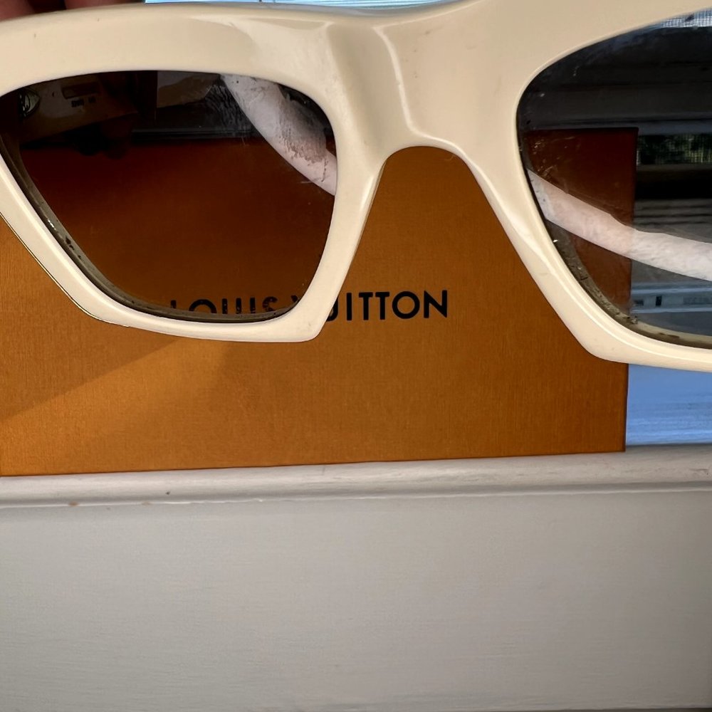 Louis Vuitton Moon Cat Eye Sunglasses Creme Monogram Temples - Picture 4 of 10